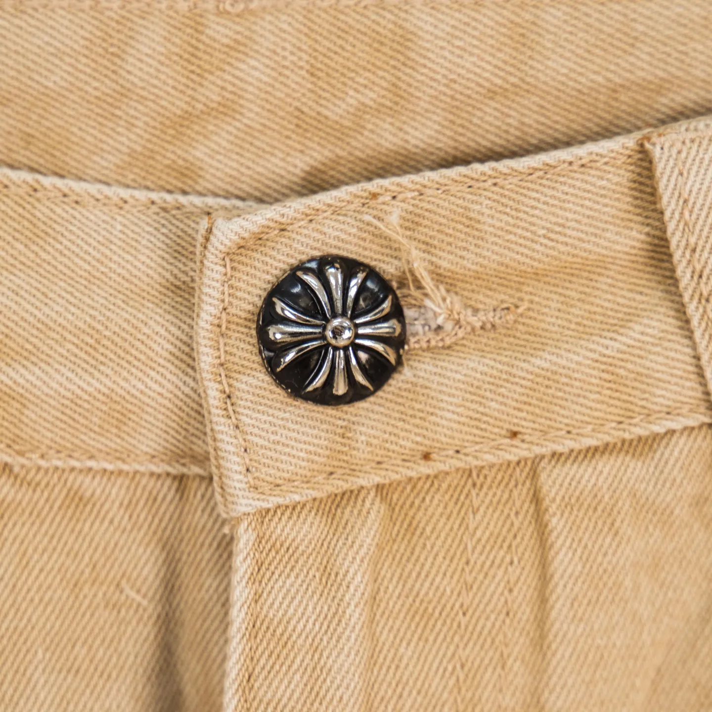 P240 Chrome Hearts 2025 New Miami Limited Couple Washed Jeans with Multiple Black Cross Leather Labels is a hot item this season and is sought after by countless celebrities and fashionistas. The neat details of the cutting process add color to the playful fashion! The neat and meticulous design, and the well-fitting structure is unique. The upper body not only has outstanding recognition, but also looks younger and younger. A style with the ultimate wearing meaning and performance, gorgeous color matching, and the craftsmanship of this style is also extremely extraordinary. After the finished product is washed, it is disassembled and hand-made with sheepskin cross leather and then spliced ​​together to complete. The whole piece has too many craftsmanship to describe. It is decorated with patchwork cross flowers and high-waisted washed jeans! ! Absolutely high-end luxury product, a god-level single product, a super popular product, made with top heavy industry, a magic weapon that cannot be missed in the street. Style number: 1866# Size: 28 30 32 34 Color: khaki pink khaki black